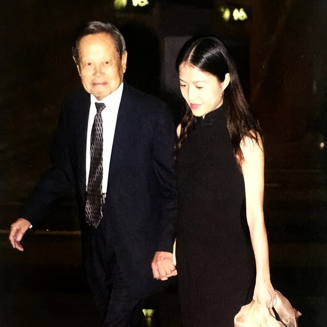 杨振宁去世才4天，令人担忧的事还是发生了，翁帆好友言论被扒