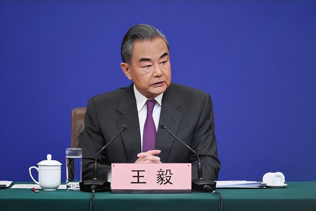 李在明拒绝出席中国9.3阅兵，王毅挂断电话，送了韩国一句话