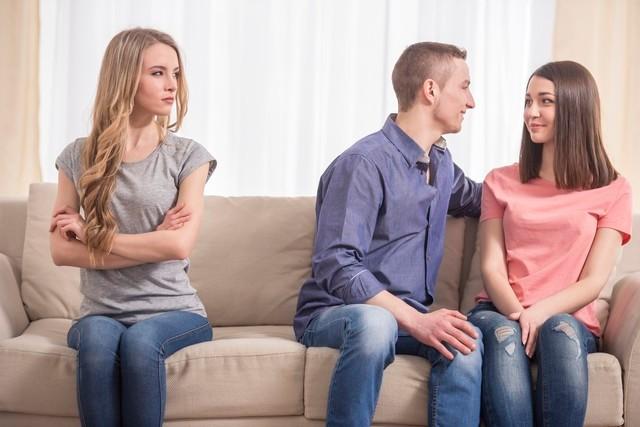 我帮前妻搬家，她妹妹也来帮忙，趁前妻不在，她问我：你后悔了吗