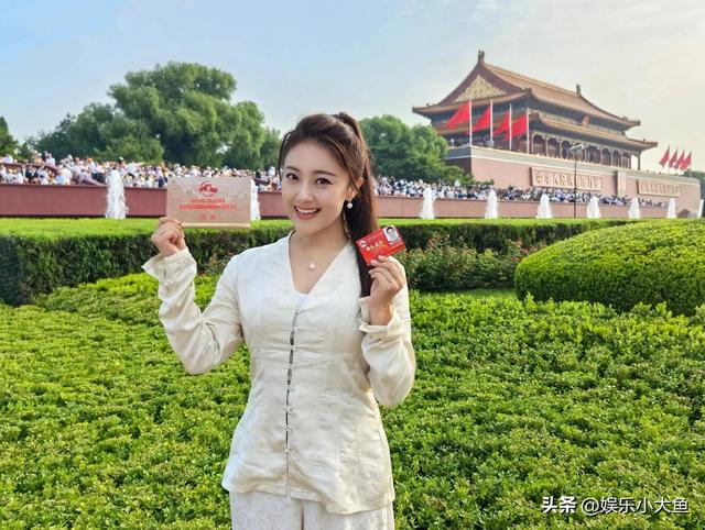 王小玮受邀现场观礼九三阅兵，穿中式套裙戴珍珠耳环美得耀眼