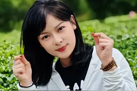 34岁的广东湛江演员郑钤丹，她用16年的时间从阿香一直演到了八姑图片