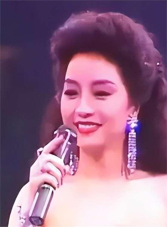 她宁愿孤独一生也不愿放弃中国国籍，被众人宠爱，春晚也为她破例