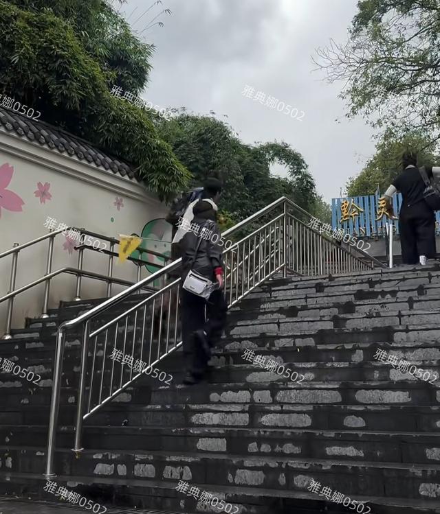 刘晓庆70的年纪18的打扮宁静矮黑胖，夕阳红老年团硬夸成一路繁花