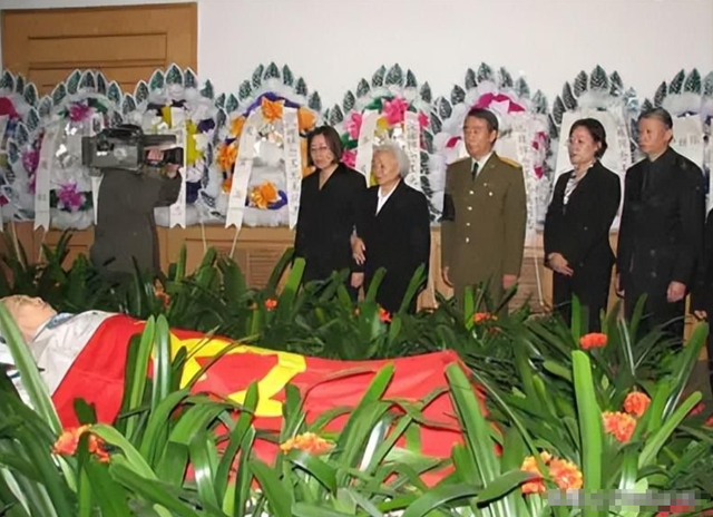 1984年，王光美来到河南和当县长的儿子刘源，留下一张珍贵的合影