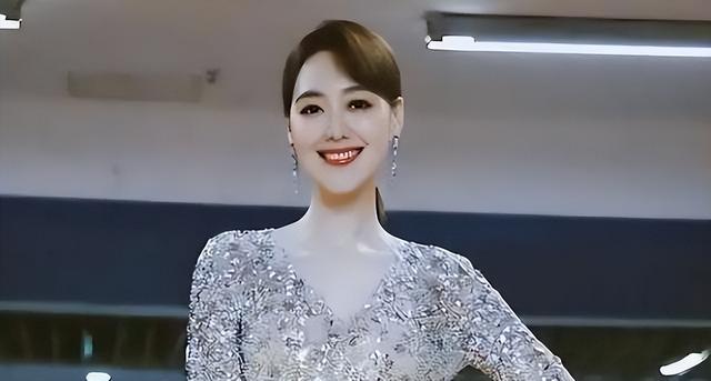 私生活混乱、被央视“开除”、陪睡上位，他身上哪个标签是真的？