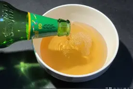 把食盐倒进啤酒，太厉害了，解决了家家户户的大困扰，涨知识了图片