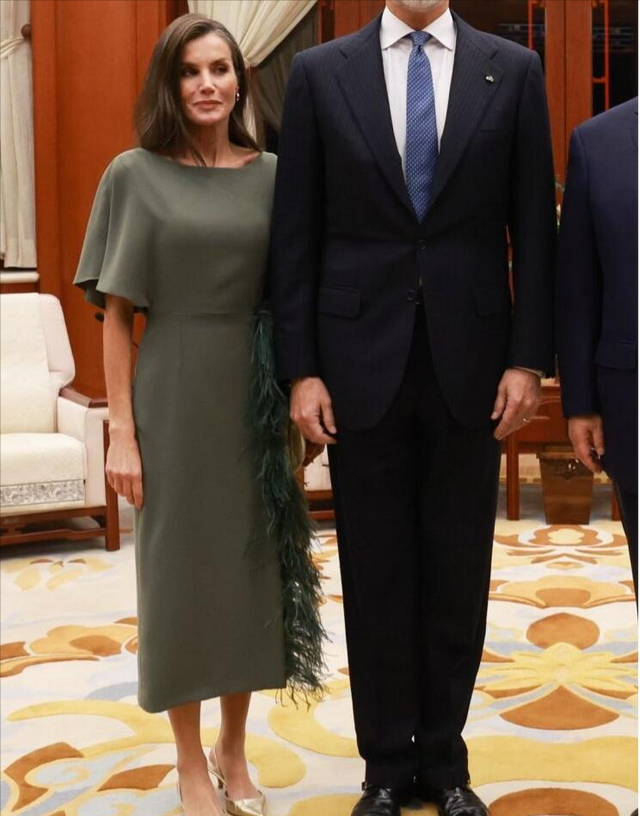 被西班牙王后惊艳了！4天6套Look	，从成都美到北京