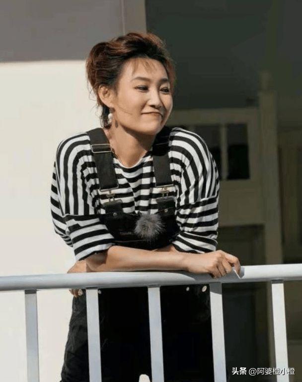 事实证明，48岁“出席阅兵解说”的李梓萌，已经走上了另一条大道