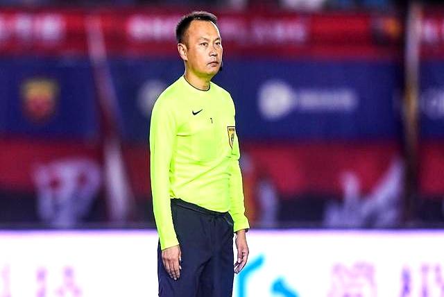 错怪中超裁判！国安点球重罚事出有因，亚泰违规在先，VAR立功了