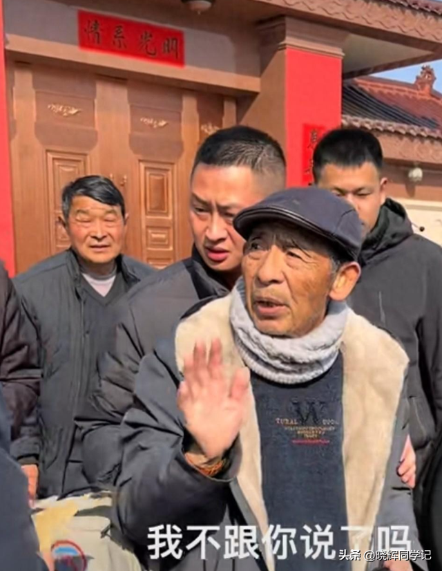 刘强东发放年货现场曝光	，令人恶心的一幕出现，当场被人制止