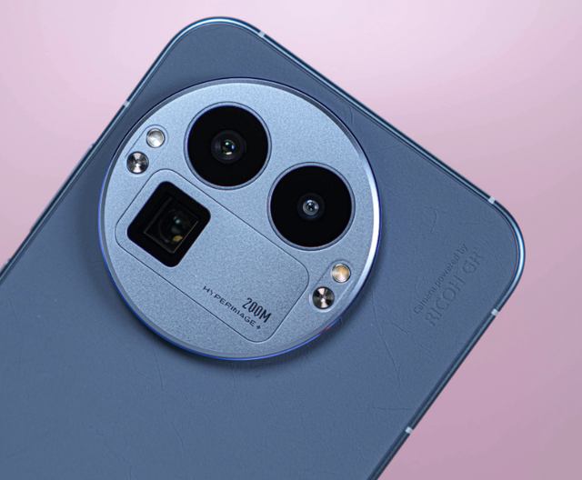 手机好评榜更新，真我GT8Pro冲上榜首，小米跌出前十