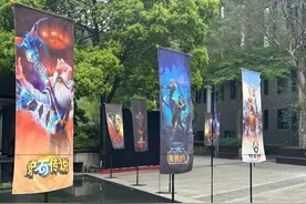 暴雪国服回归现场直击，瓦莉娜秀雪肤大长腿，粉裙Dva太可爱！图片