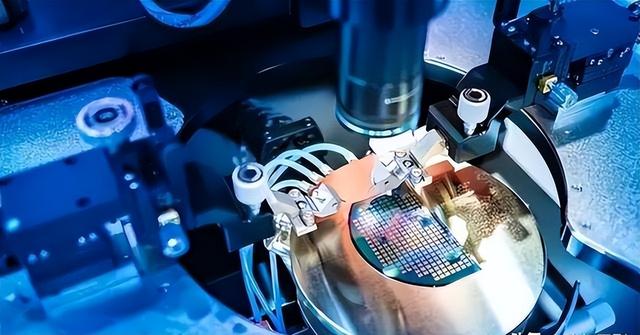 比原子弹还稀有，全世界仅有两个国家掌握，高端光刻机有多难造？