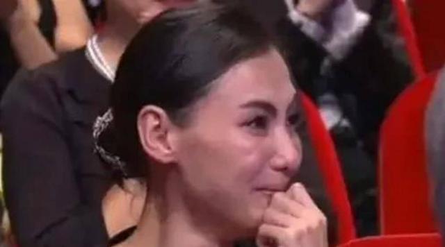 陪玩陪睡根本不够！认干爹、舔手指，娱乐圈的阴暗面彻底藏不住了