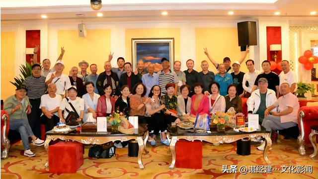 汉口前进一路民主二街六十年前的儿时伙伴叙旧，沧海桑田鬓发催