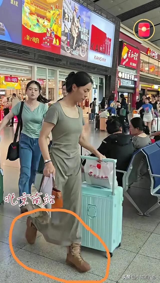 车站遇见参加完九三阅兵的女民兵，脱下迷彩服换上便装，个高时尚