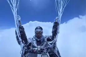 男子玩滑翔伞被吸至8000多米高空，全身结冰！当地回应图片