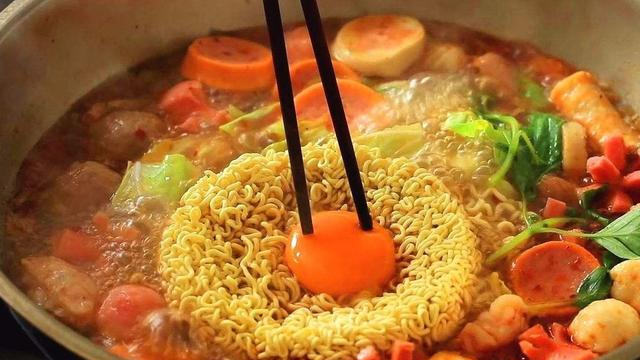 方便面汤为啥那么好喝？内行人无意说漏嘴，指出了3点原因