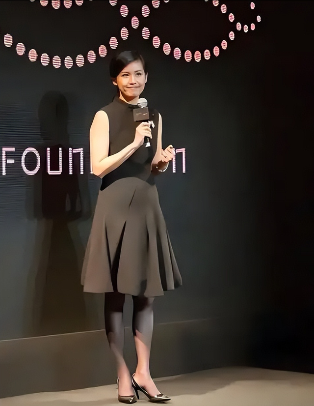 她是金牌美女主持，嫁上海首富生3个孩子，54岁看着像34岁好年轻