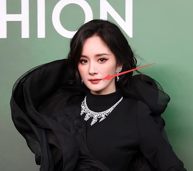 三亚红毯丑出圈，杨幂肉色内搭尴尬，关晓彤拖鞋辣眼，周冬雨驼背