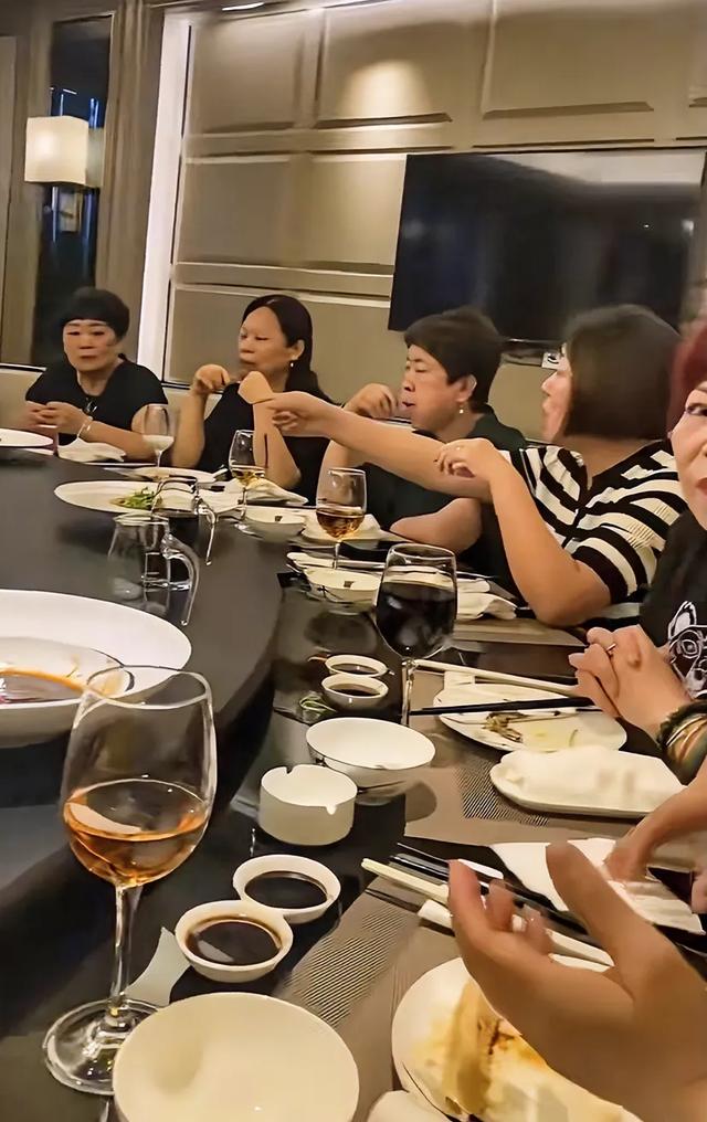 瑾汐和爸爸妈妈的老总朋友们共进晚餐，哈爸要带她正式入圈了