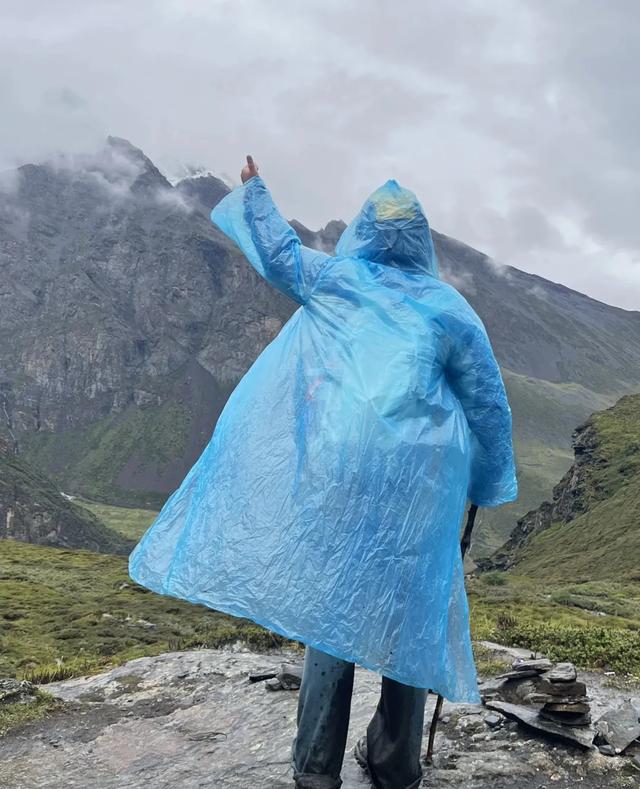 终于在西藏找到了一颗“蓝色心脏”——雨中探访古如拉措