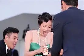 肩带崩断、裙底露底裤，15位女星红毯“大泄春光”，太尴尬了图片