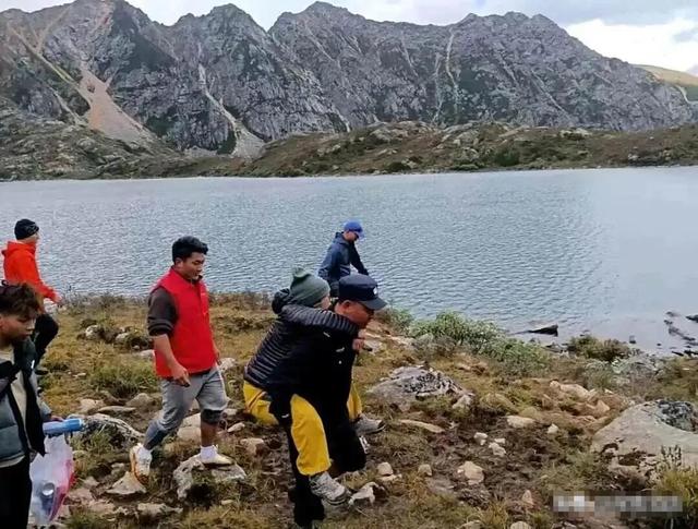 惨！重庆男子下高山，一直在看手机，不幸坠崖，女驴友惊呼“啊”