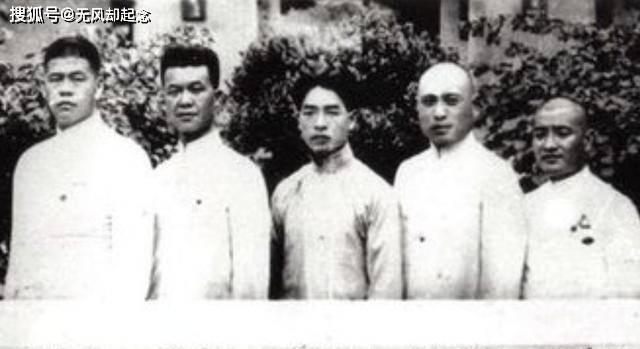 他带八个团加入八路军，1955年仅授大校，去世后百位将军为他送行