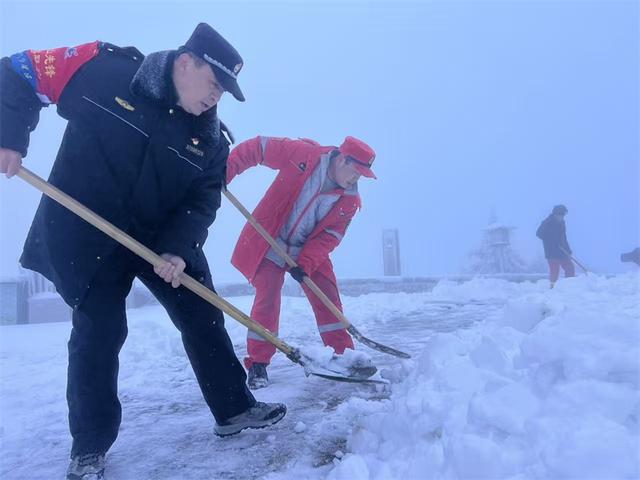 雪霁云海涌 泰山披银装