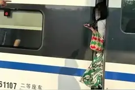 离谱！高铁再现女子堵门，列车员徒手掰车，警方回应网友一语成谶图片