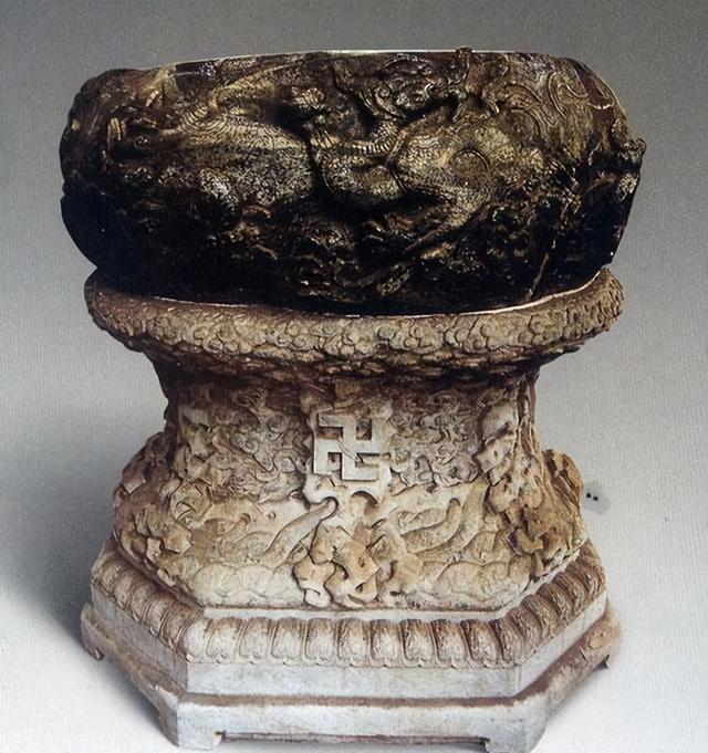 憋屈的国宝：用七千斤名玉打造，被当咸菜缸，装了三百年咸菜