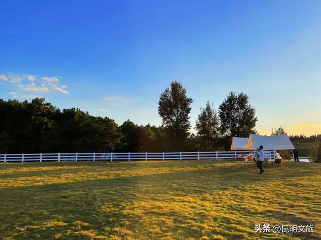草原+蓝天,每一帧都是壁纸!昆明这个地方能给你的,是“阿勒泰”生活的100种可能!