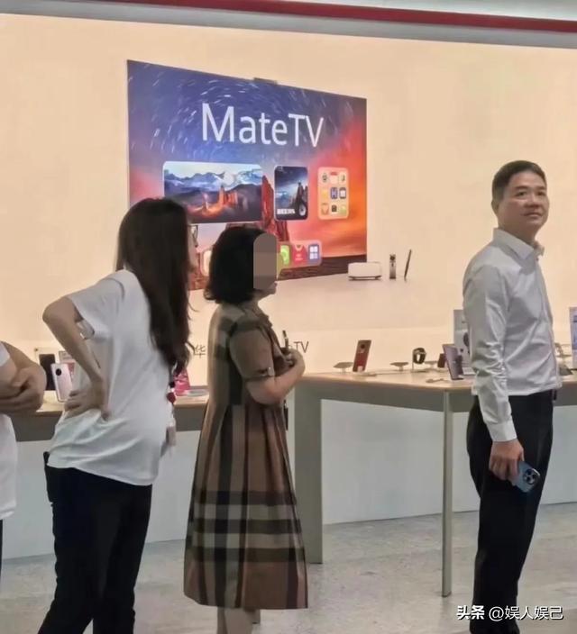 刘强东回宿迁老家，毫无大老板架子，举手投足尽显亲和接地气！