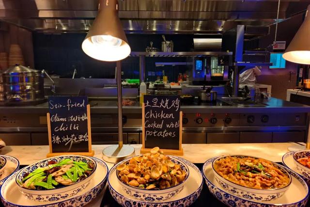 厦门这家新开业的万怡，泳池堪比W！就在五缘湾对面，海景绝了