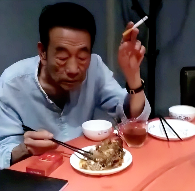 70岁的李琦：曾每天2包烟，顿顿8两酒，跟去世前的杨少华如出一辙