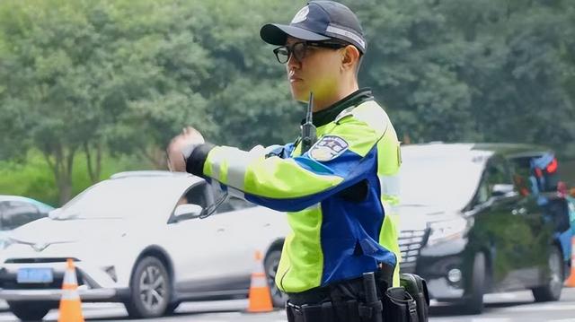 “一眼放行”！“兔子警官”李语蔚戴AI眼镜指挥交通，西湖景区通行“丝滑”提速