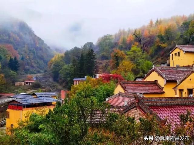 官鹅沟秋韵正浓：瀑布飞虹、彩林漫道，等你来打卡