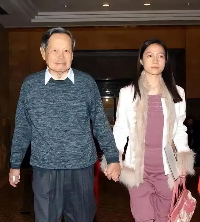 没想到，杨振宁去世后，49岁妻子翁帆，竟因一个动作实现口碑暴涨