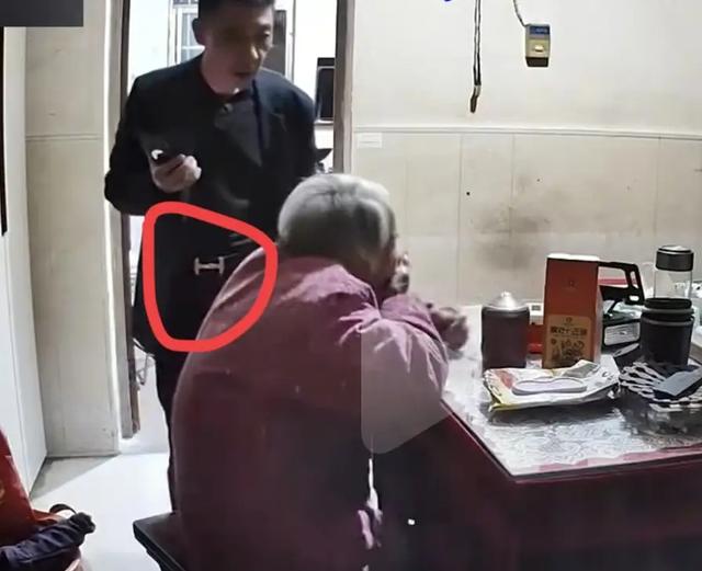 母亲被儿子暴打后续：男子身份被扒、高清正面照流出，悬针纹明显