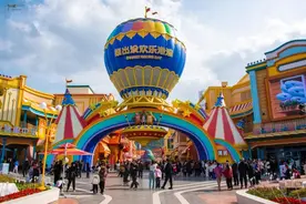 耗资一百亿打造的“熊出没”，刚开业就人山人海，直升机起起落落图片