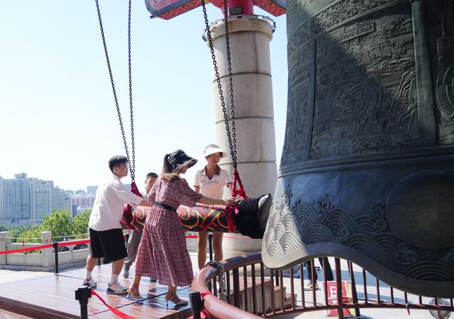 武汉文旅集团“超级文旅日”来了，游客在黄鹤楼提前过“七夕”