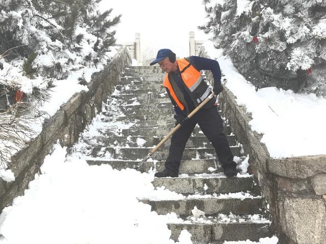 雪峰刺破苍穹 云海托举世界