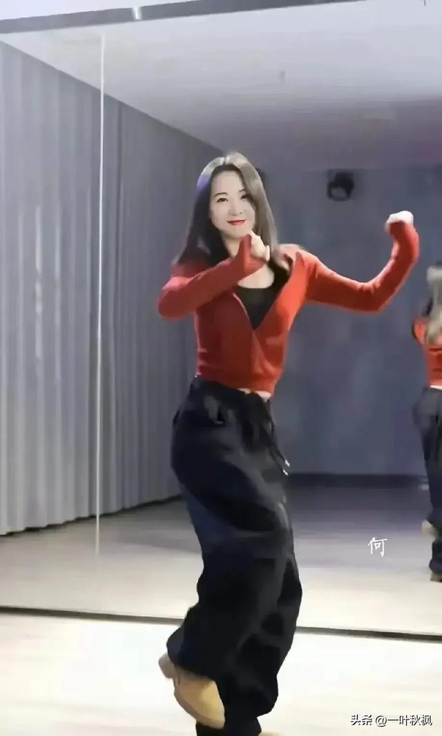 贾玲现在的样子既精神又美丽	，一身穿搭穿出优雅富婆的感觉	。