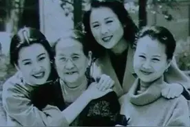 许晴与妈妈照片罕见露面，老人家慈祥有气质。一家人其乐融融！图片