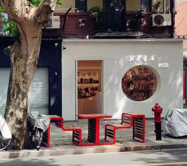 淘书逛展、夜游夜市、盖章打卡……上海书展的快乐，弥漫在整座城市→