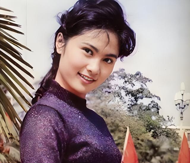 她是天生丽质的美女演员，嫁给军委副主席之子，离婚后成知名画家