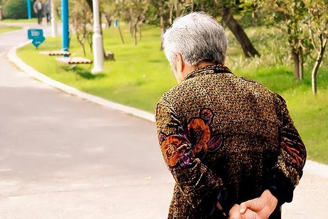 老人走路别贪多，60到70岁老人，走多少合适？医生建议来了