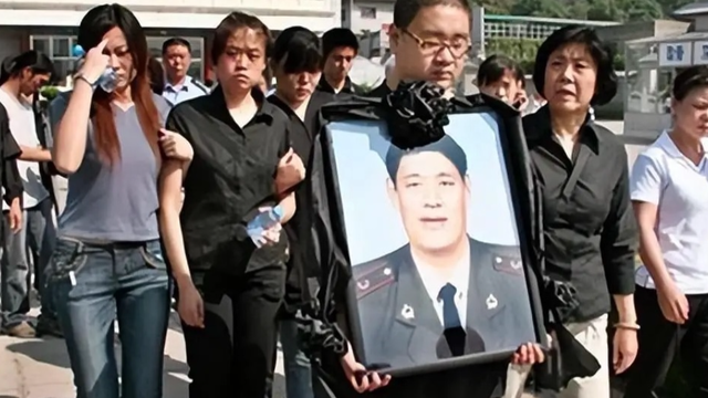穆铁柱追悼会：身盖八一军旗，妻儿痛哭，姚明哀悼、郑海霞出席