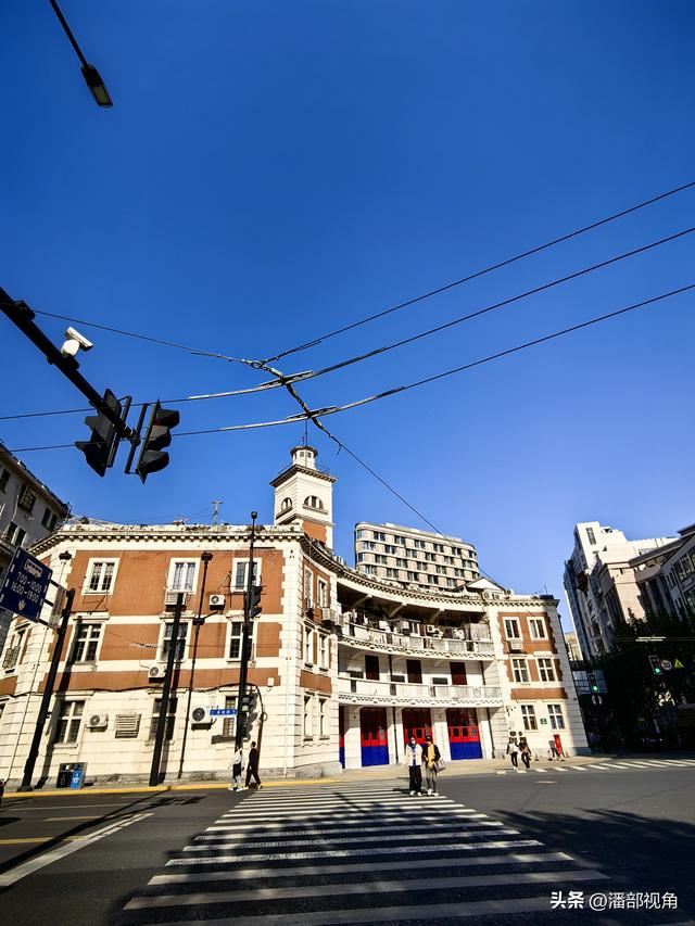 冬日暖阳里的上海街景